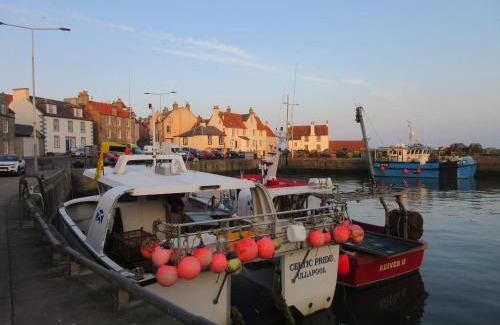 Pittenweem Apartment | Relax at Anchor House: Oceanfront Stay with Pet Friendly Amenities