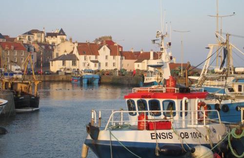 Pittenweem Apartment | Relax at Anchor House: Oceanfront Stay with Pet Friendly Amenities