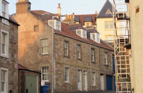 Pittenweem Apartment | Relax at Anchor House: Oceanfront Stay with Pet Friendly Amenities