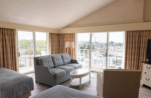 Hyannis Hotel | Seaside Retreat: Anchor In Waterfront Lodging with Pool