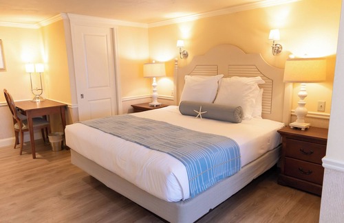 Hyannis Hotel | Seaside Retreat: Anchor In Waterfront Lodging with Pool