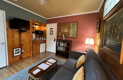 Lincoln City Hotel | Guest Rated 9.2: Stay at Anchor Inn Resort with Family Amenities