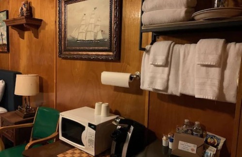 Lincoln City Hotel | Guest Rated 9.2: Stay at Anchor Inn Resort with Family Amenities