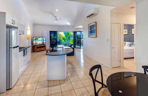 Hamilton Island Apartment | Oceanfront Anchorage Complex with Breakfast & Family Amenities