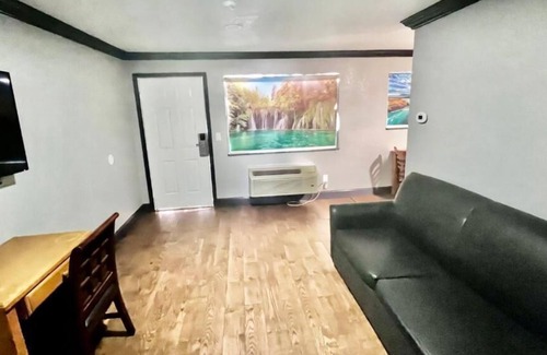Lakeport Hotel | Inviting Anchorage Inn Lakeport with Pool and Breakfast