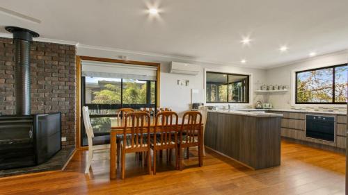 Lakes Entrance House | Anchored on Capes Upstairs