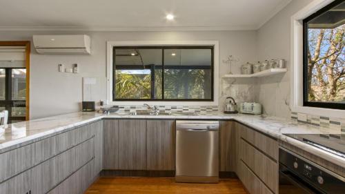 Lakes Entrance House | Anchored on Capes Upstairs