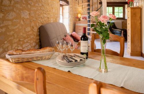 Thonac House | Charming Ancien Moulin with Relaxing Jacuzzi and Pet-Friendly