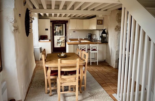 Labastide-de-Virac Villa | Ancien Pigeonnier Provençal. Maison Atypique 6 Personnes, Idéal Famille!