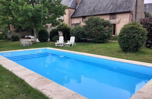 La Chapelle-dʼAngillon Bed & Breakfast | Cozy Ancien Presbytère with Ocean View & Pool Access