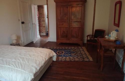 La Chapelle-dʼAngillon Bed & Breakfast | Cozy Ancien Presbytère with Ocean View & Pool Access