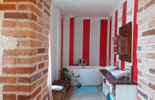 La Chapelle-dʼAngillon Bed & Breakfast | Cozy Ancien Presbytère with Ocean View & Pool Access