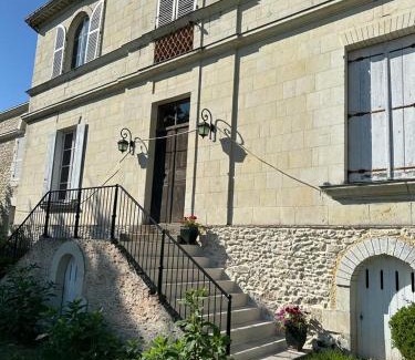 Le Lude Bed & Breakfast | Cozy Ancien Relais de Chasse: Pet and Child Friendly Stay