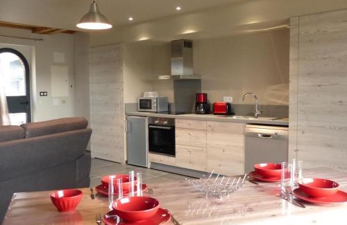 Chapeau House | Family-Friendly Gîte Chapeau: 3 Rooms for Memorable Stays