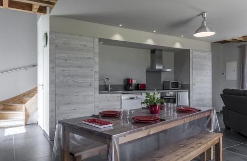 Chapeau House | Family-Friendly Gîte Chapeau: 3 Rooms for Memorable Stays