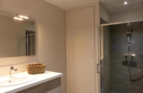 Chapeau House | Family-Friendly Gîte Chapeau: 3 Rooms for Memorable Stays