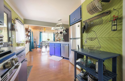 Grand Junction House | Explore Ancient Oak Sanctuary: Scenic Retreat with Spa
