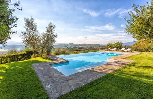 Pergine Valdarno Villa | Charming Tuscan Farmhouse with Private Pool & Scenic Views