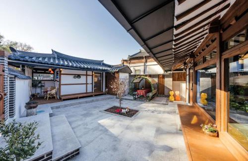 Jeonju House | Relax at And Spring: Family-Friendly with Hot Tub Access