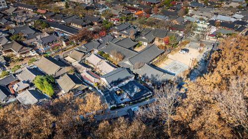 Jeonju House | Relax at And Spring: Family-Friendly with Hot Tub Access