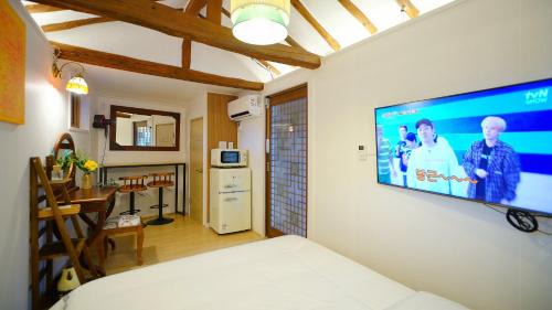 Jeonju House | Relax at And Spring: Family-Friendly with Hot Tub Access