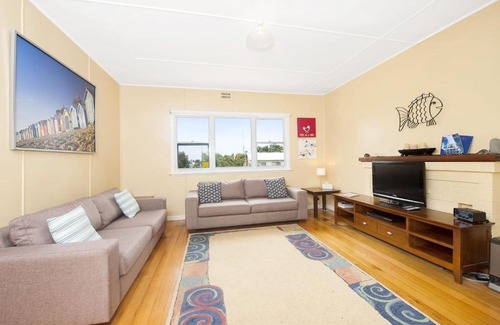Apollo Bay House | Cozy Anderson Hotel with Fireplace & Hot Tub Retreat