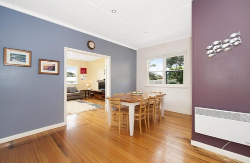 Apollo Bay House | Cozy Anderson Hotel with Fireplace & Hot Tub Retreat