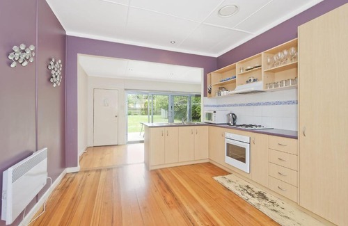Apollo Bay House | Cozy Anderson Hotel with Fireplace & Hot Tub Retreat