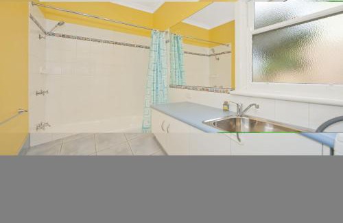 Apollo Bay House | Cozy Anderson Hotel with Fireplace & Hot Tub Retreat