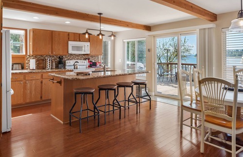 Anderson Island House | Beachfront Anderson Island Home with Hot Tub & Kayaks