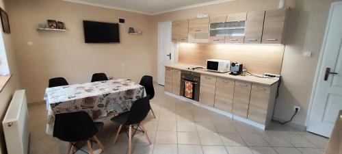 Szajk Apartment | Cozy Andika Apartman Szajk: Family-Friendly Comfort Awaits