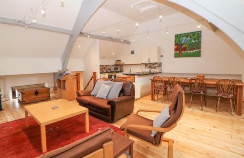 Birchover House | Andlestone: Pet-Friendly Retreat with 9.4/10 Guest Rating