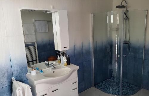 Muerzzuschlag Apartment | Relax at Andrea: Pet-Friendly with Hot Tub & Kitchen