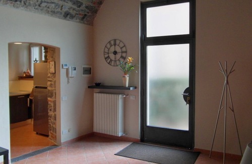 Como Apartment | Andrea's House, cozy apt in a 16th c. villa, with garden wifi and free parking