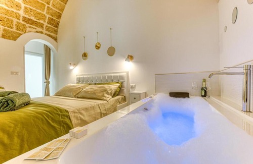 Presicce Apartment | Andrea's Historic Retreat with Hot Tub & Pet-Friendly Options