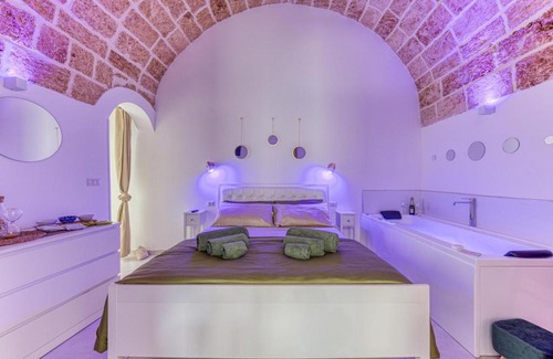 Presicce Apartment | Andrea's Historic Retreat with Hot Tub & Pet-Friendly Options
