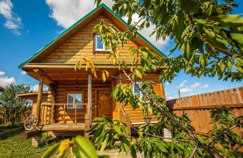 Seletskoe House | Guest Rated 10/10: Andreev Dom with Hot Tub & Kitchen