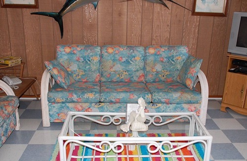 Gulf Shores House | Andrews Cottage is a pet friendly Gulf Shores Beach House Rental with a pier!