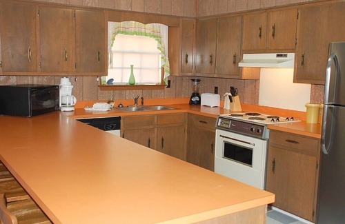 Gulf Shores House | Andrews Cottage is a pet friendly Gulf Shores Beach House Rental with a pier!