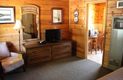 Walker Hotel | Andruss Motel: Top-Rated Stay with Pool & Breakfast