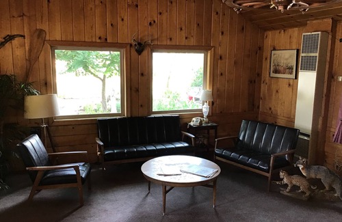 Walker Hotel | Andruss Motel: Top-Rated Stay with Pool & Breakfast