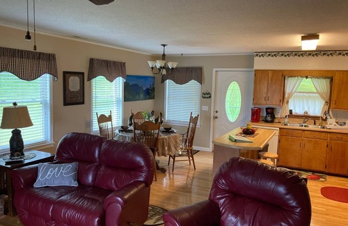 Franklin House | Relaxing Mountain Retreat Near Franklin with Free Breakfast