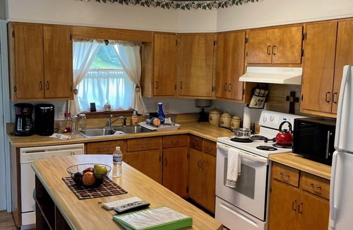 Franklin House | Relaxing Mountain Retreat Near Franklin with Free Breakfast