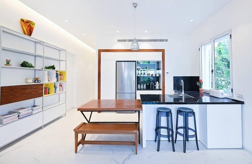 Tel Aviv Promenade Apartment | Artful Retreat at Andy Warhol by Holyguest with Spa & Kitchen
