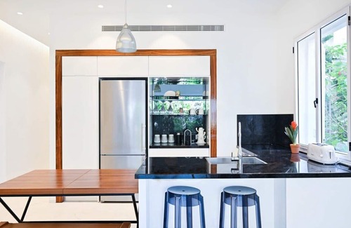 Tel Aviv Promenade Apartment | Artful Retreat at Andy Warhol by Holyguest with Spa & Kitchen