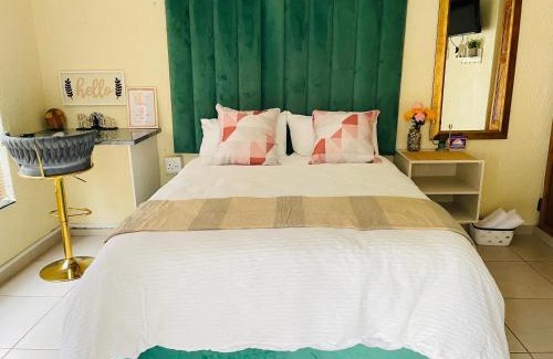 Kempton Park House | Top-Rated Aneiwa Airport Lodge for Your Next Getaway