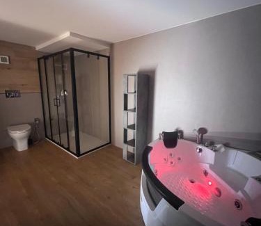 Passo del Tonale House | Elegant Anemone Bianco Suite Rooms with Hot Tub