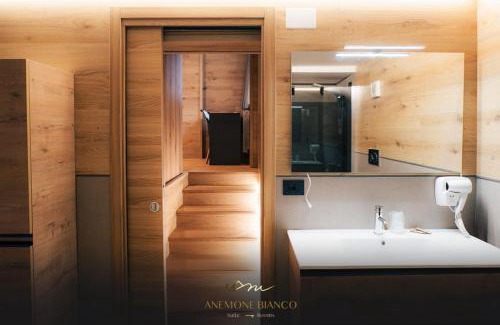 Passo del Tonale House | Elegant Anemone Bianco Suite Rooms with Hot Tub