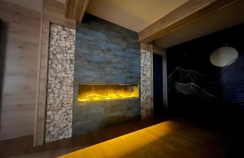Passo del Tonale House | Elegant Anemone Bianco Suite Rooms with Hot Tub