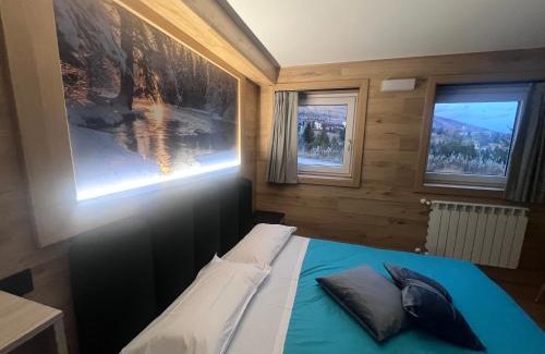 Passo del Tonale House | Elegant Anemone Bianco Suite Rooms with Hot Tub